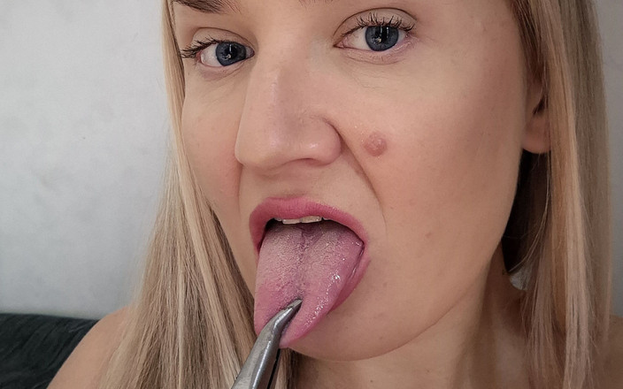 Sweet Luna: Leker med en skruvförare och en pincers