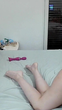 Joacă singură, cu vibratorul, față și futai în poziția capră, gemete puternice care stropesc