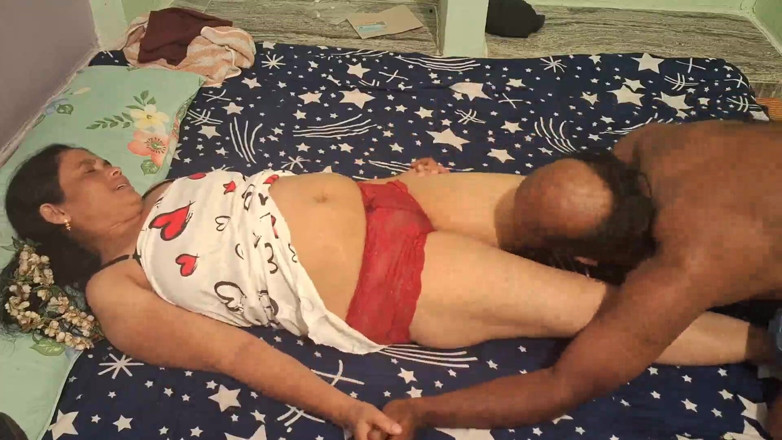 Sexy sindu: Makcik Seks Panas Dalam Pakaian Baru