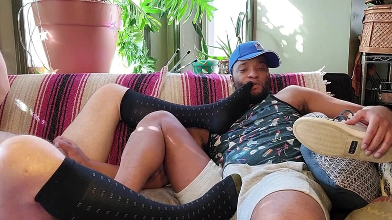 Kennie Jai: Voetfetisj! Kennie Jai trekt zich af op beervoeten!