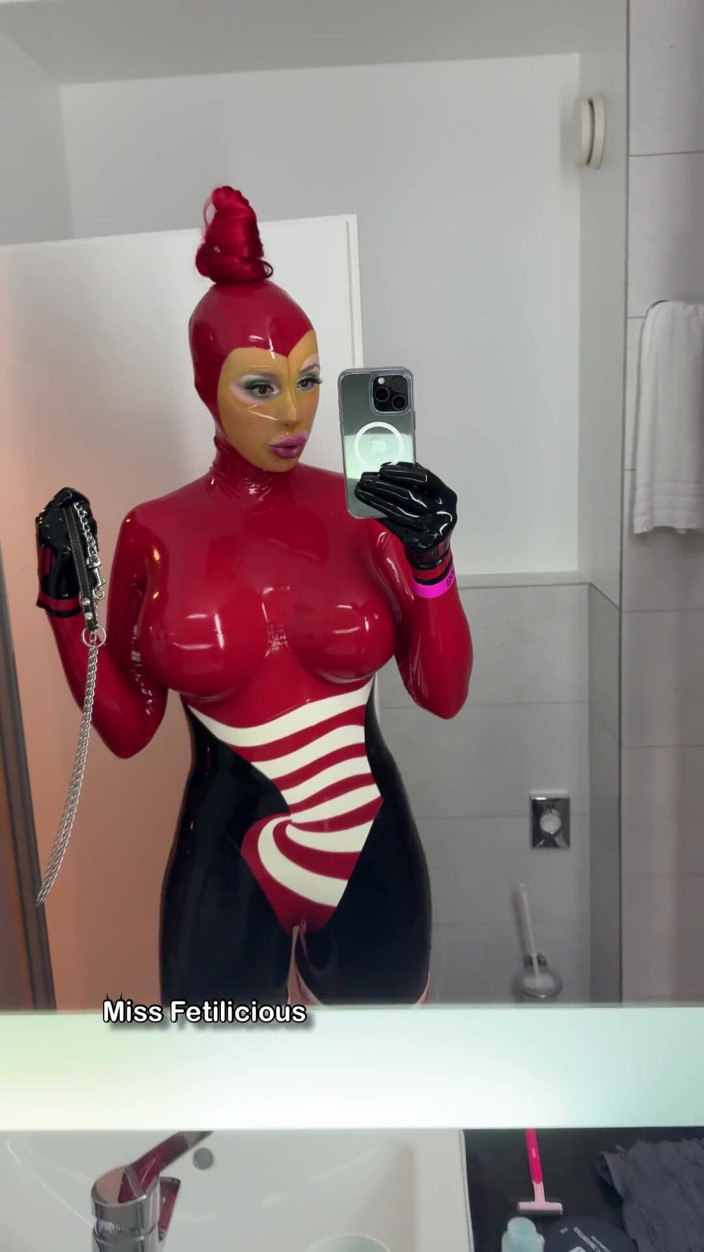 Miss_Fetilicious: Ready to Walk My Pet