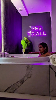 Za kamerou v motelové vířivce. Masturbace a sex.