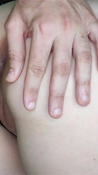 Fodendo a buceta doce de uma milf de quatro com um pau duro