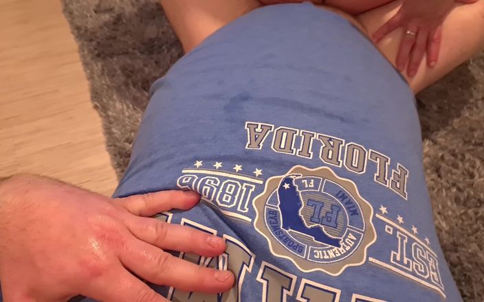 DedeDeville: Jovem meia-irmã pega assistindo pornô tem seu esperma na boca...