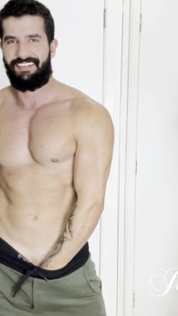 Spogliarello sensuale e sborrata