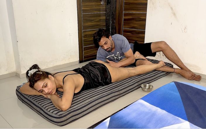 Zoyarat hore ultra: Zoya invita un ragazzo a fare un massaggio a tutto...