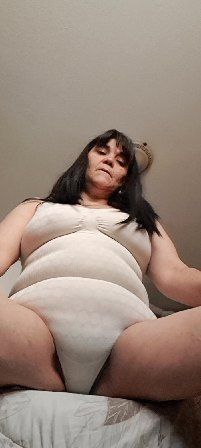Mommy big hairy pussy: Stepmommy Putting on Some Giant Panties