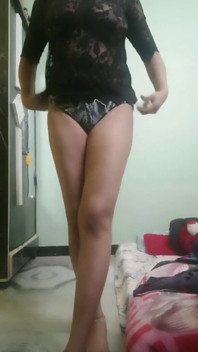 Fille desi en haut et culotte noirs - taquinage transparent