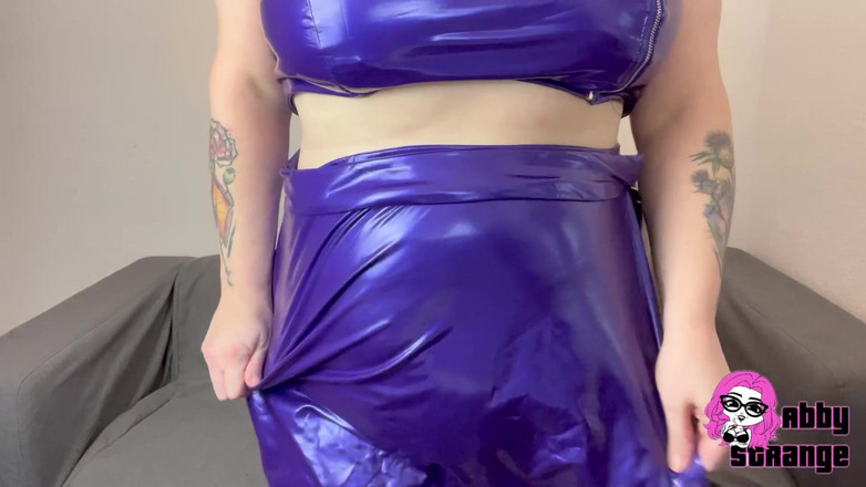 Abby Strange: Alman iri güzel kadın Abby Strange PVC elbiseyle poz verdi