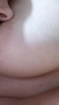 Ze likt, zuigt, kust, bijt mijn tepels tot een orgasme - lesbische illusie