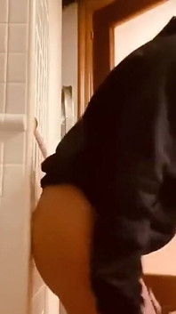 Une femme excitée se bouffe la chatte dans la cuisine, excitée, contre la colonne je l'ai mis à genoux pour sucer sa douce chatte