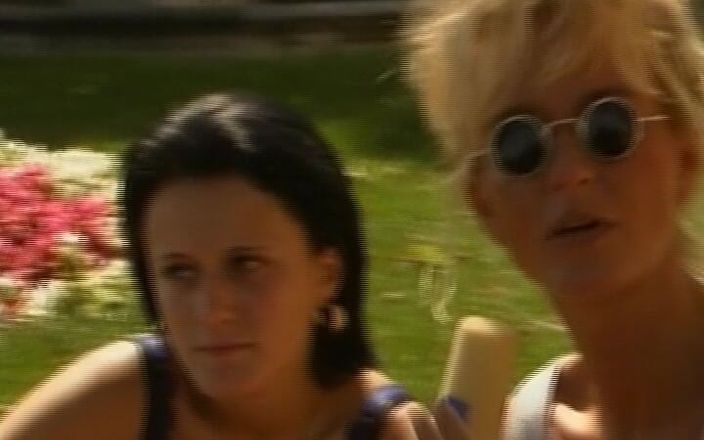 German Amateur Videos: Video gadis jerman lagi asik fingering memeknya di depan umum