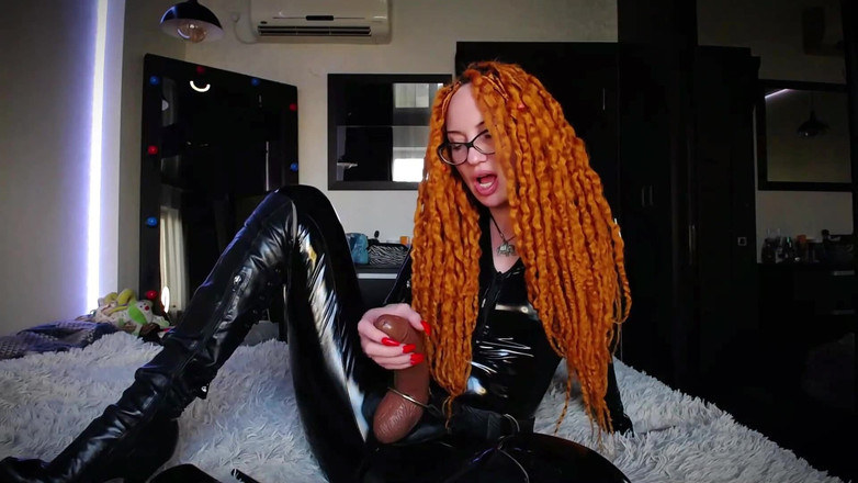 BadAssBitch: Руда богиня зі страпоном