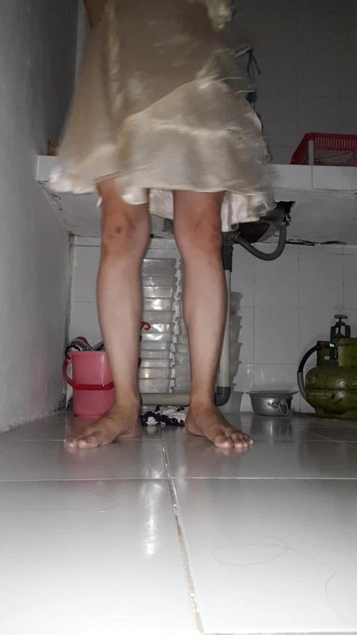 Naomisinka: Девушка в атласе на вечеринке, платье, фетиш с мастурбацией