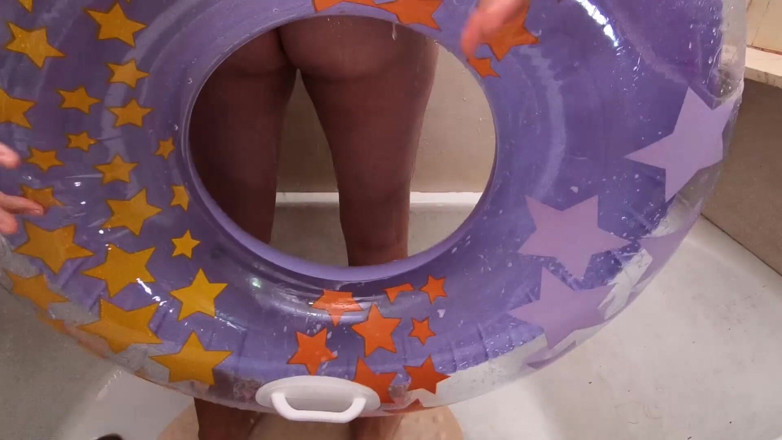 Inflatable Lovers: Bagno con anello da bagno gonfiabile