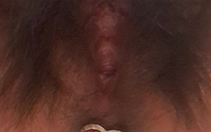 Mommy big hairy pussy: Vista inferior de plug anal