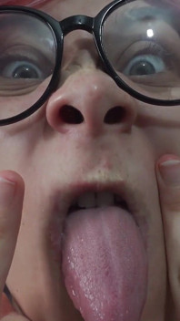 Üvey kız kardeşim aptal yüzler ve ahegao yüzler yapıyor