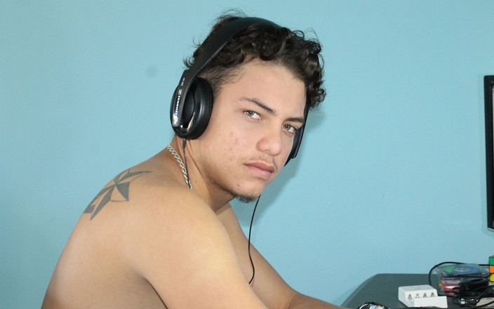 Latino boys porn: 拉丁男孩在家里自慰