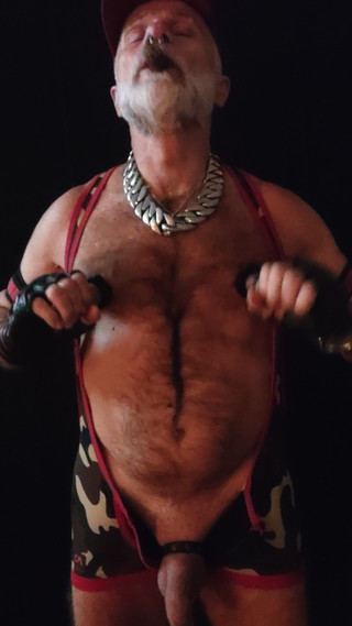 MusclesCigarsFFPig: 乳首ミューピング 喫煙中のガー