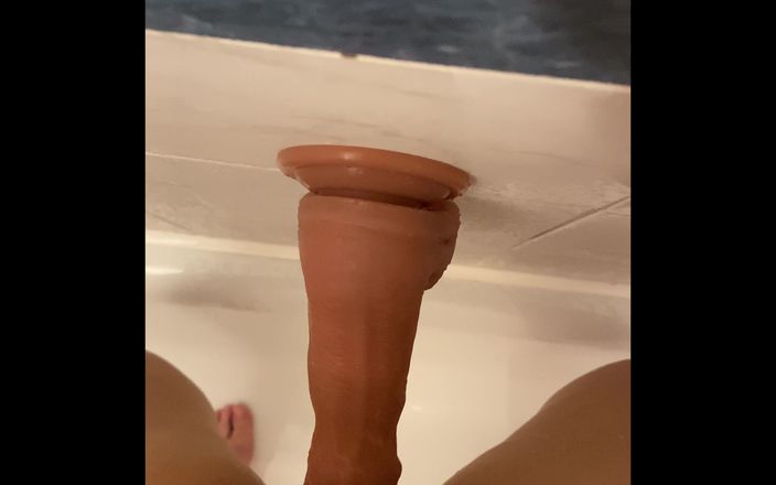 Nelyan Rose: Cavalco il mio dildo nella vasca da bagno come una...