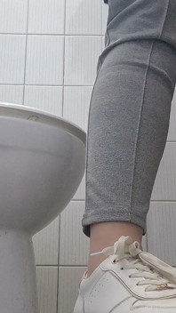 トイレの緊張 閉ざされたドアの向こうのプライバシー