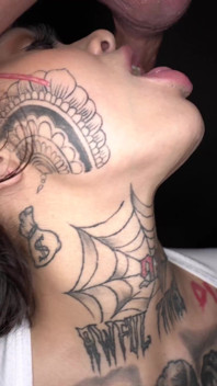 La gnocca tatuata bavagliosa genevieve