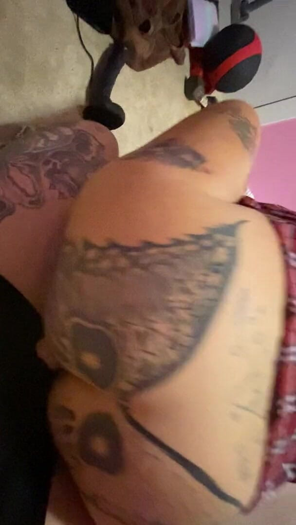 MzKiTTy91: 大屁股白人女大学生被大鸡巴后入式性交
