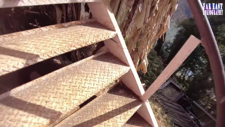 Far East pornography: Splashy Shame drażni uśmiechniętą piękność moczącą się w dzikiej mokrej...