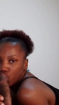 Caliente linda hijastra cachonda de 20 años con tetas naturales abre la puerta y muestra al padrastro su gran culo - jhodez1