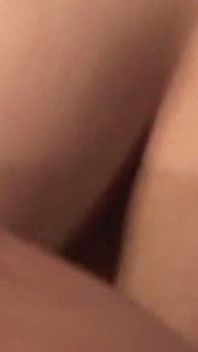 Cowok ini lagi asik fetish kaki pacarnya sambil pakai sepatu hak tinggi dan stoking seksi