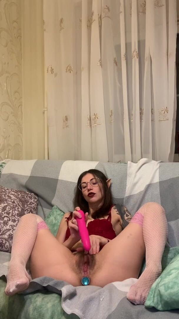 Tina Wink: O pisicuță sălbatică cu tatuaje suge vibratorul și își aduce pizda la...