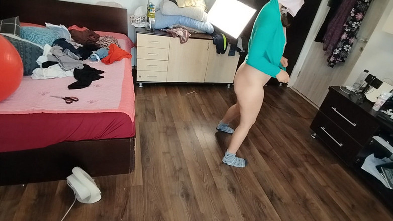 Amateur_MS: Amatérská Manželka Si Ráda Zkouší Oblečení a Stříhá Je.