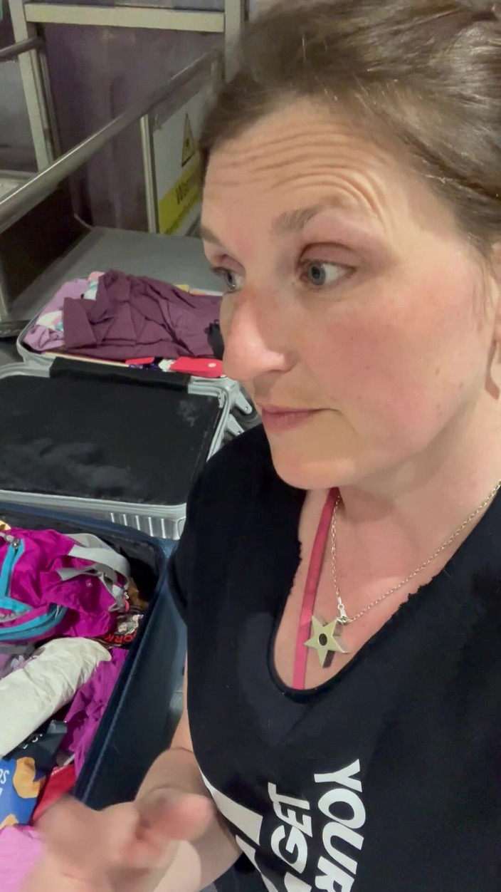 MistressWriggler: Nackte möpse am Flughafen