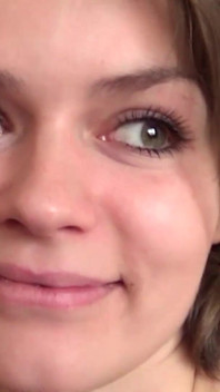 Une jolie fille utilise une grosse bite dans le cul