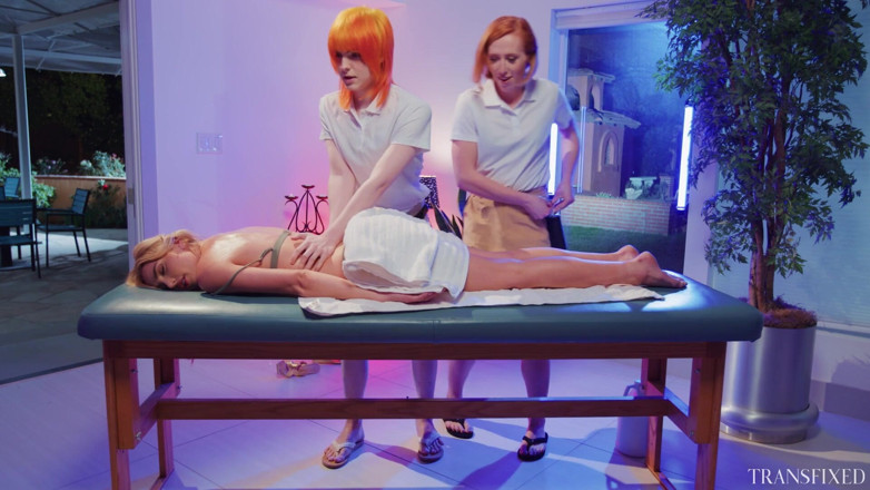 Transfixed ADULTTIME: Transfixed - trio sournois de masseuses trans avec une bombasse cis !