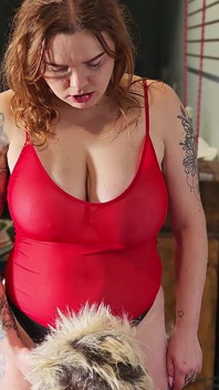 Femdom. Pali Papierosa, a Cycata Kobieta Ostro Rucha Go W Dupę Straponem.