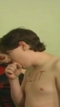 Dominująca brunetka MILF mocno owija swojego niewolnika