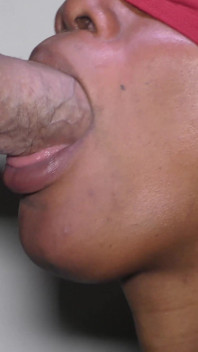 La bocca di ebano ingoia il mio sperma dopo una sessione di pompino