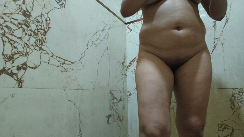bhabhi ki chudayi: Masaj complet nud cu ulei pe corp