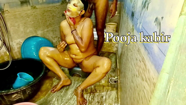 Poojakabir: แม่และพ่อเย็ดเก่งมาก พวกเขาเย็ดกันในห้องน้ํา มีกล้องติดตั้งอยู่และทุกอย่างถูกบันทึกไว้