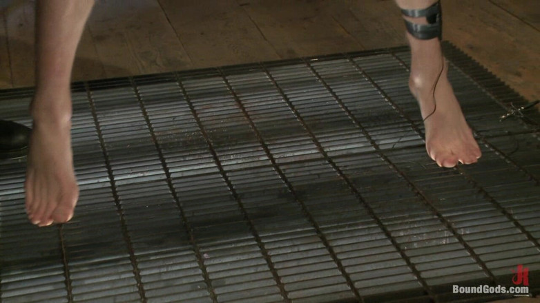 Bound gods: Dominatrice in pelle perversa e il suo prigioniero vulnerabile