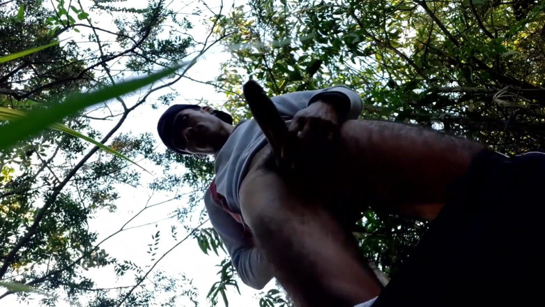 vergar4_daviid: Młody ekshibicjonista pokazuje swojego kutasa podczas chodzenia