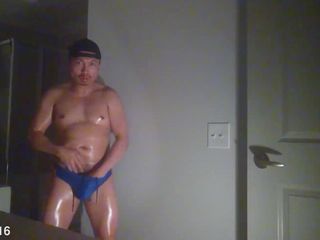 Bastian Kross: Bastian Kross în Speedos, uns cu ulei și masturbare!