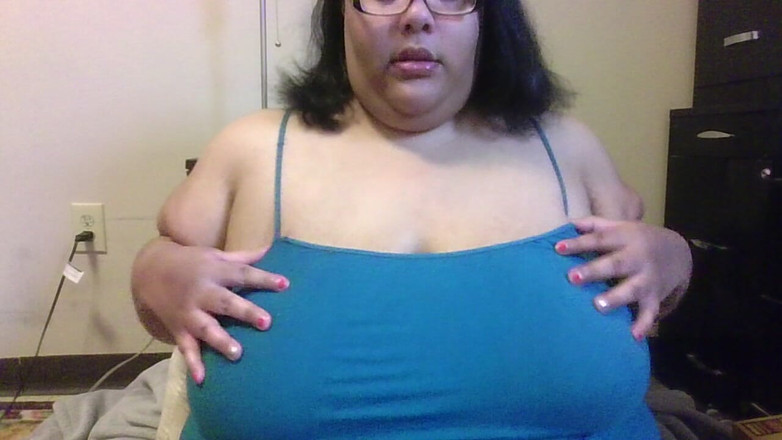 Jessica pigslut: Cette grosse salope adore jouer avec ses seins !
