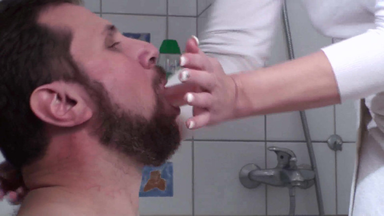 Femdom Austria: Elle nettoie la bouche de Joschi avec un savon