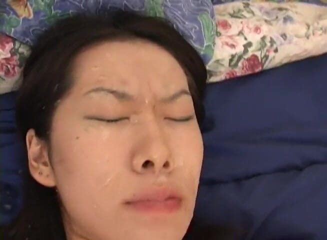 Radical Asian: Sexy asiatische schlampe bekommt eine massive gesichtsbesamung