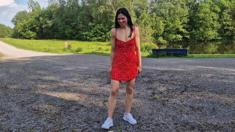 Nicky Brill: Bugil dan kencing di tempat umum