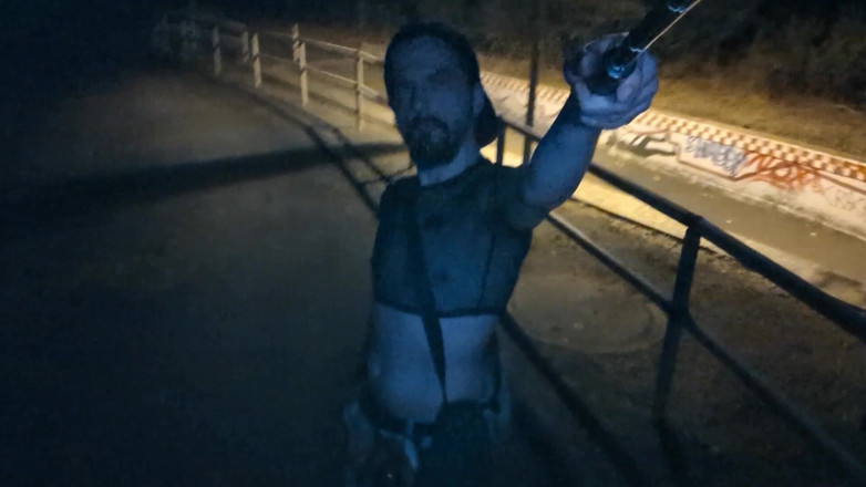 kinkygaynudist: Він ходить один вночі - але знає, що хтось дивиться