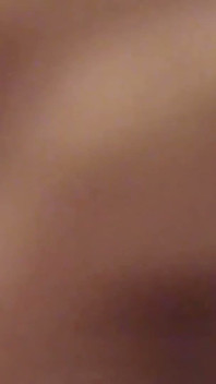 Brunette semok memfilmkan dirinya sendiri - colok memeknya di cermin kamar mandi