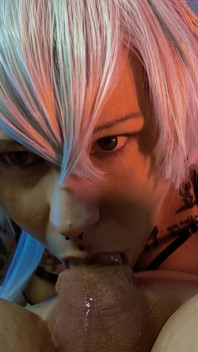 Cosplayer 69 pozisyonunda gırtlağına kadar sakso çekiyor